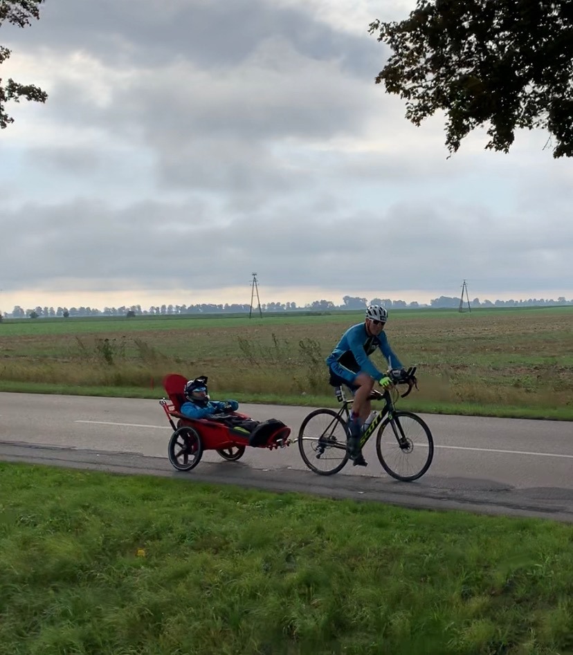 Jakub Jurczak jedzie na rowerze