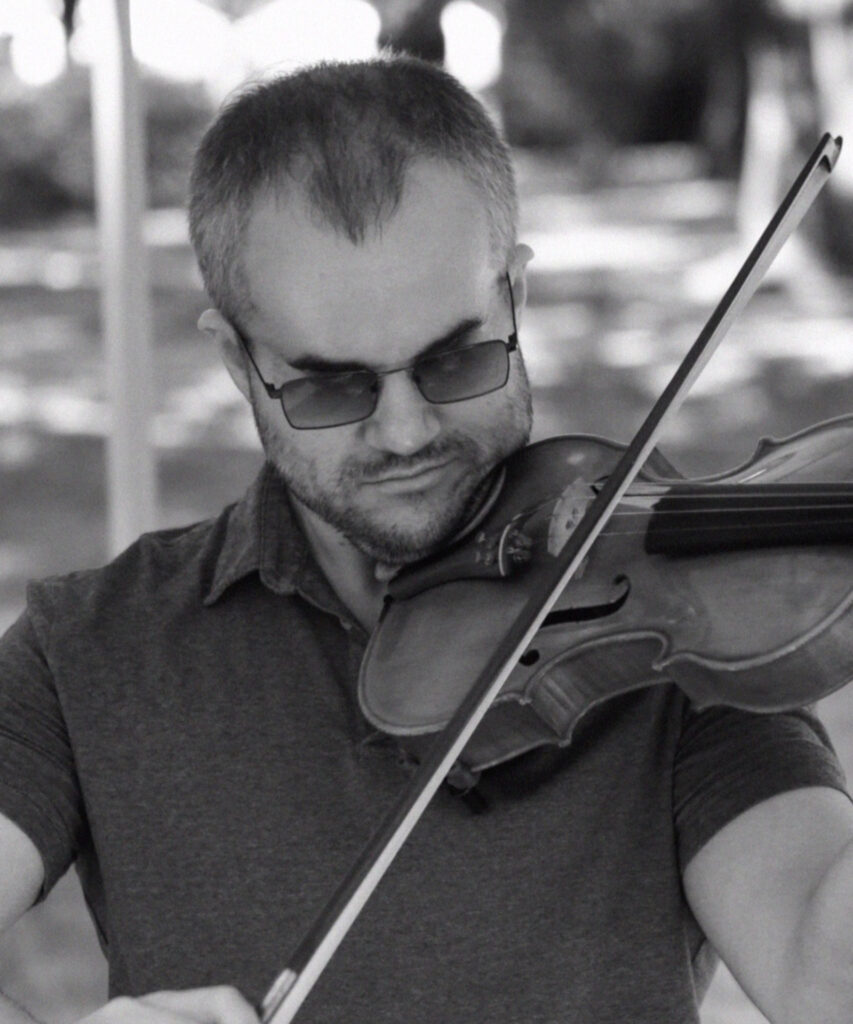 Andrey Sergeevich Tikhonov gra na skrzypcach