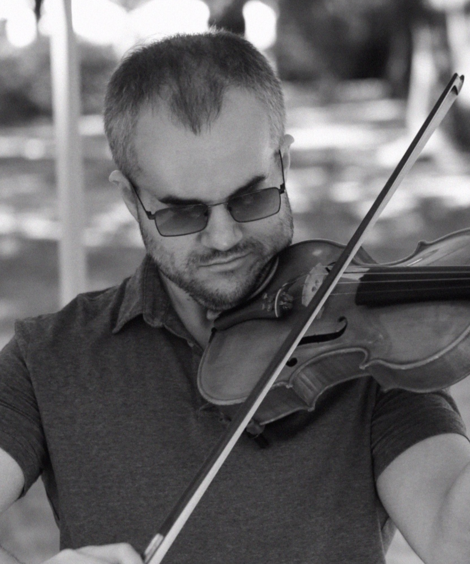Andrey Sergeevich Tikhonov grający na skrzypcach