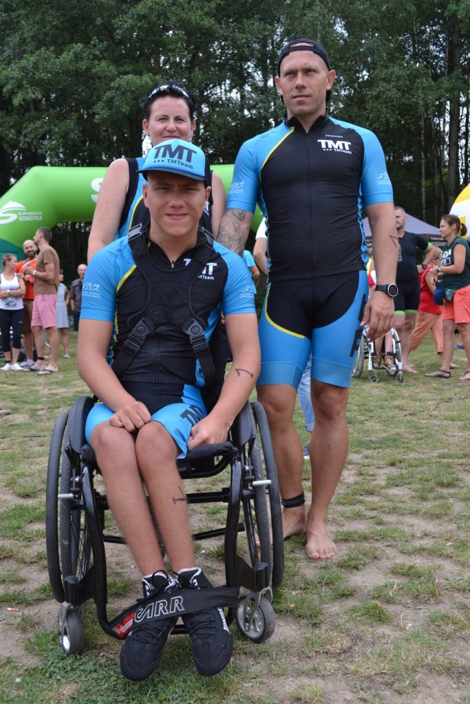 Jakub Jurczak na wózku inwalidzkim w stroju sportowym