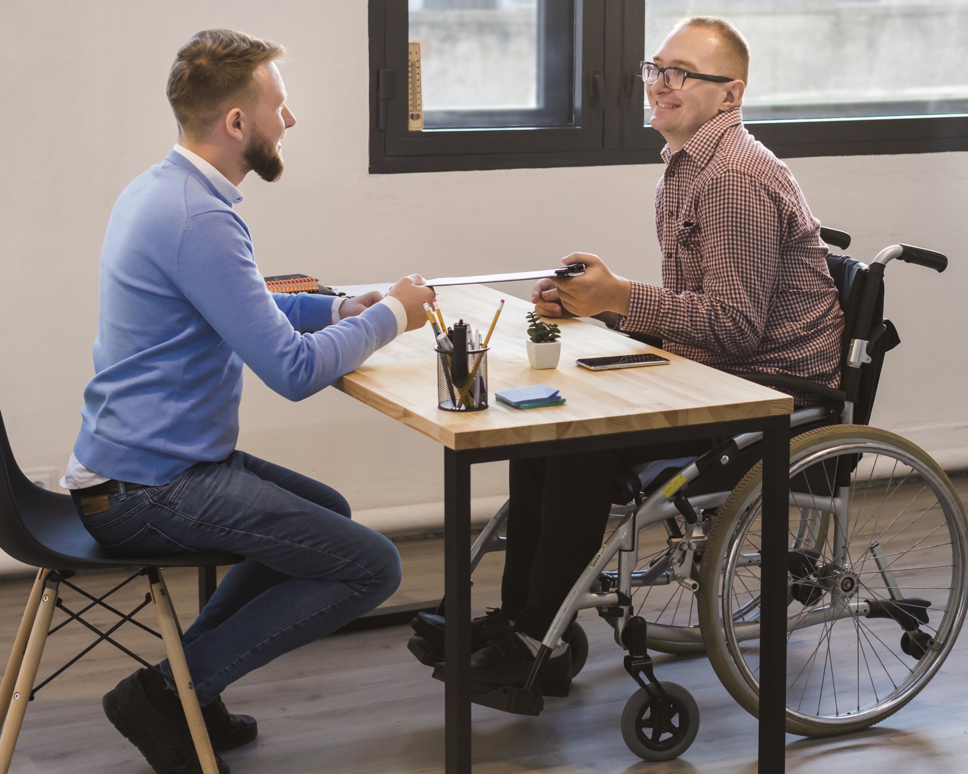 niepełnosprawny mężczyzna na wózku rozmawia z psychologiem